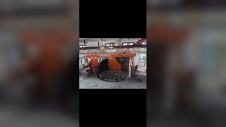 Mobile Spritzgießmaschine mit drei Armen